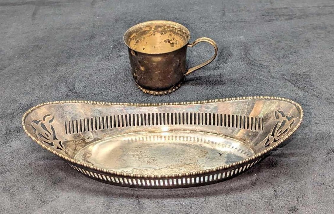 Vintage Silver Plate Baby Cup & Tray: Vintage Silver Plate Baby Cup & Tray. This lot includes: (1) Vintage Leonard Silver Plate Baby Cup. This is approx 3 3/4" x 2 5/8" x 2 1/4'. The cup has markings and tarnish. (1) Vinta