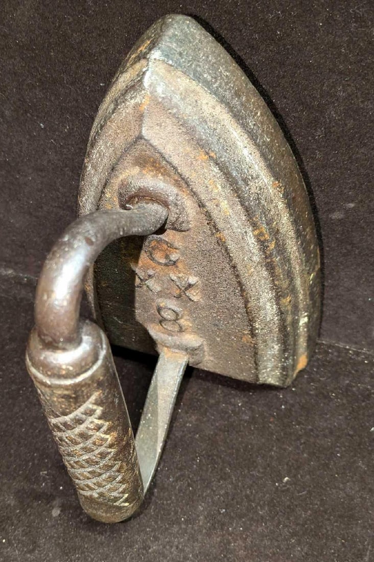 Antique Cast Iron Textured Handle C XX 8 Iron: Antique Cast Iron Textured Handle C XX 8 Iron. This is approx 6 1/2" x 4" x 5" and it weighs 7.39lbs. Has signs of wear and light surface rust. Please see the images as they are part of the descriptio