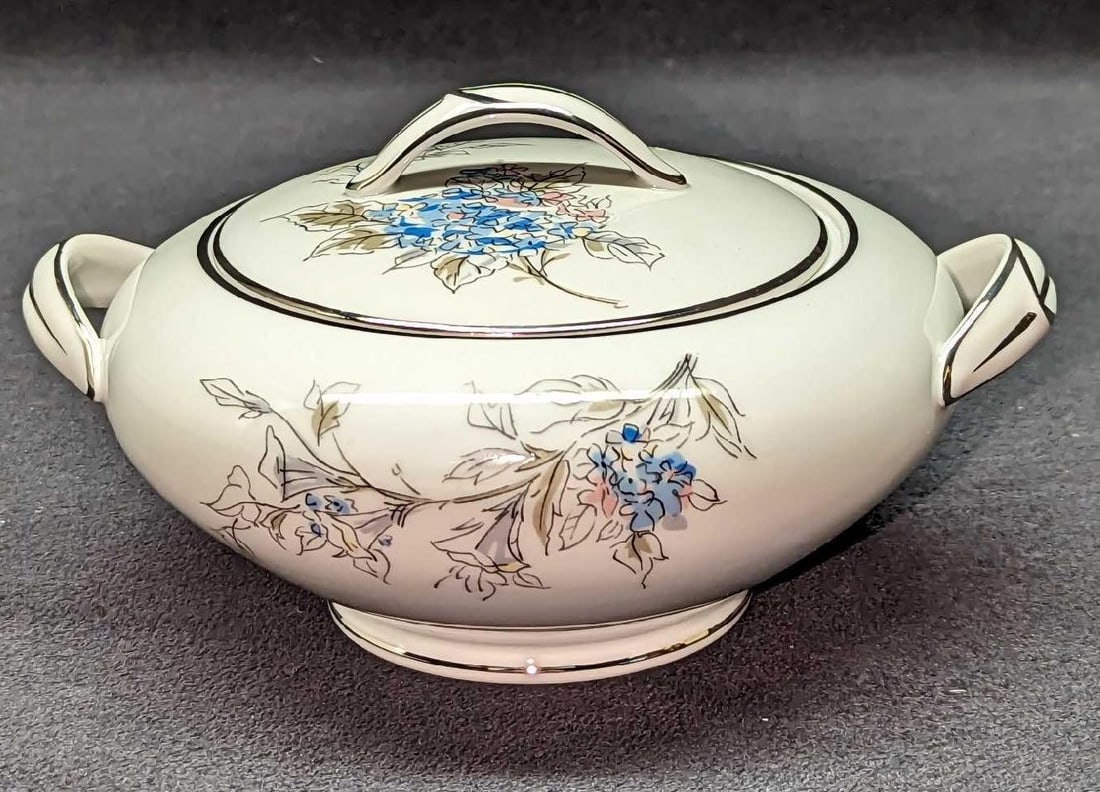 Noritake China 5682 Sugar Bowl With Lid: Noritake China 5682 Sugar Bowl With Lid. This is approximately 6" x 5" x 3" and weighs 0.71lb. There are no chips or cracks. There is some wear on the bottom.