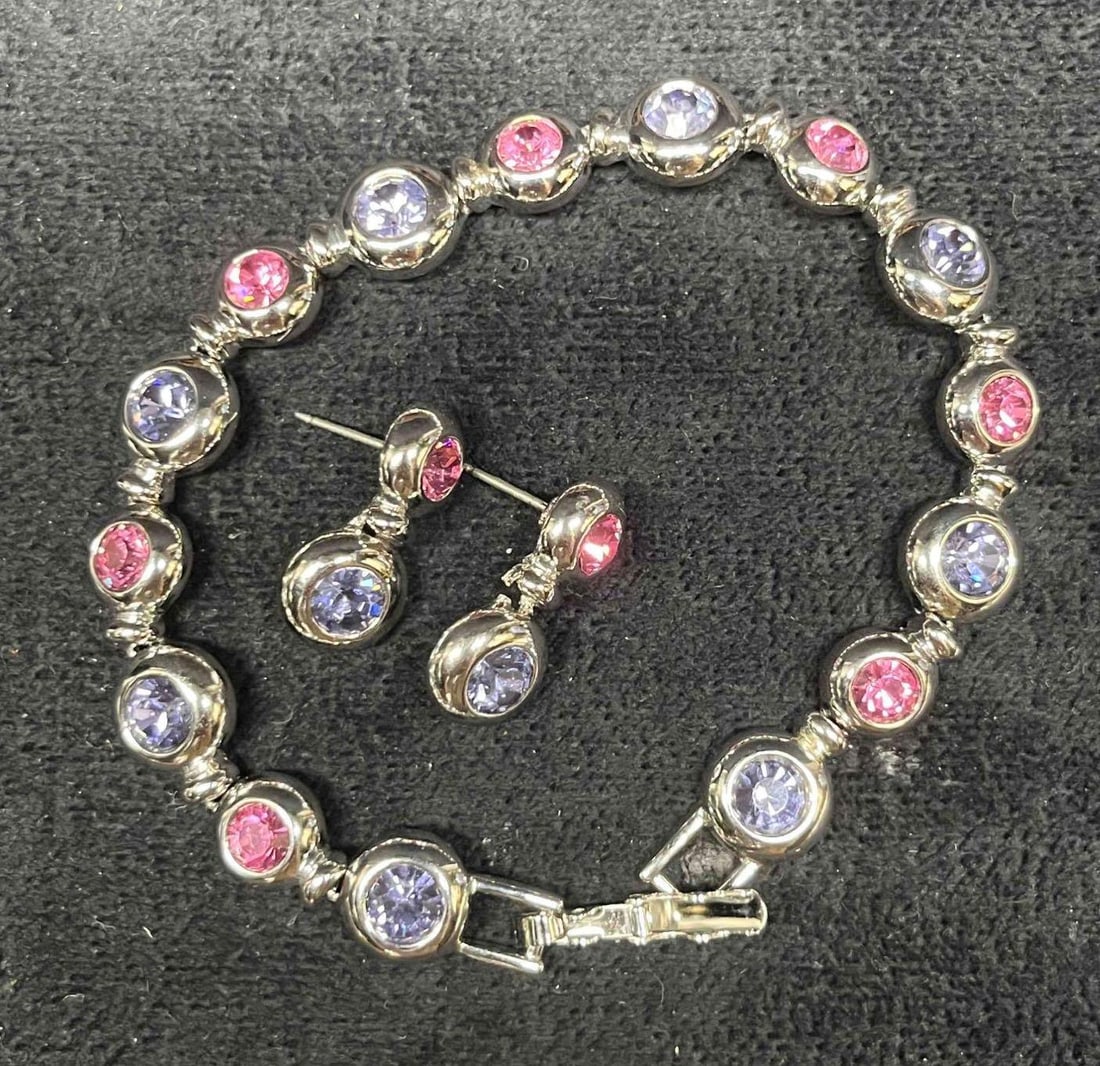 Joan Rivers Matching Bracelet & Earring Set: This lot contains a Joan Rivers Matching Bracelet & Earring Set. Fits in a small 3 3/4" x 2 1/4" plastic bag. Total weight is 1oz. Overall the set is in good used condition with some light wear from u