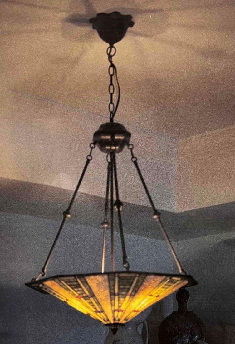 Green & White Tiffany Style Three Bulb Stained Glass Chandelier: This lot contains a Green & White Tiffany Style Three Bulb Stained Glass Chandelier. The Chandelier comes in two parts please see images for details. The glass is approx 23 1/2" x 23 1/2" x 6" an