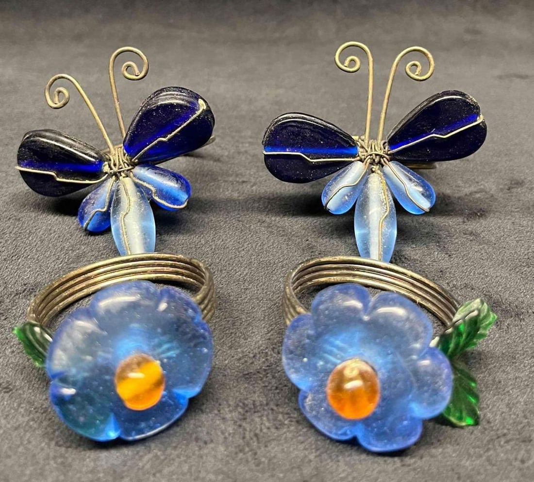 Set Of 4 Vintage Butterfly & Flower Napkin Rings Clear Glass With Silver Wire: This lot contains a Set Of 4 Vintage Butterfly & Flower Napkin Rings Clear Glass With Silver Wire. The Butterfly rings are approx 2 3/4" x 2 1/2" x 2" and the Flower rings are approx 2 1/2" x 1 3/4" x