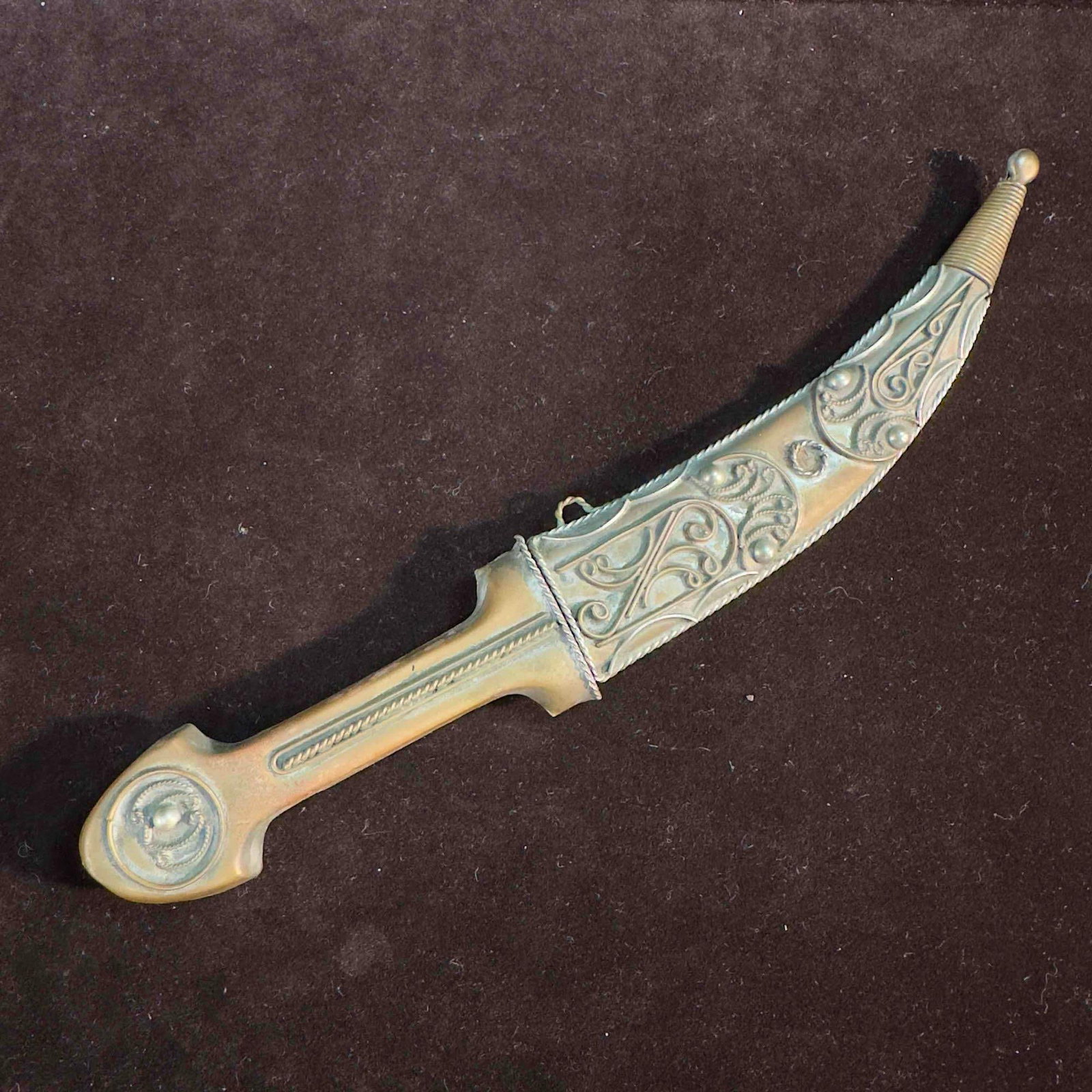 Brass Stainless Steel Dagger with Sheath: Brass Stainless Steel Dagger with Sheath. This dagger has a brass handle and sheath with stainless steel knife. There is a unique design on the handle and sheath. This item is in great pre-owned, prev
