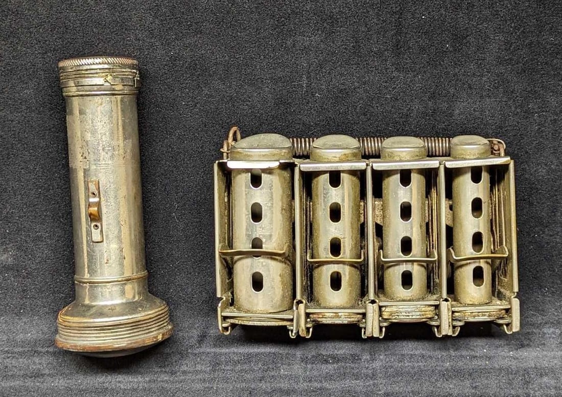 Vintage Coin Changer & Eveready Daylo Flashlight (1 of 11)