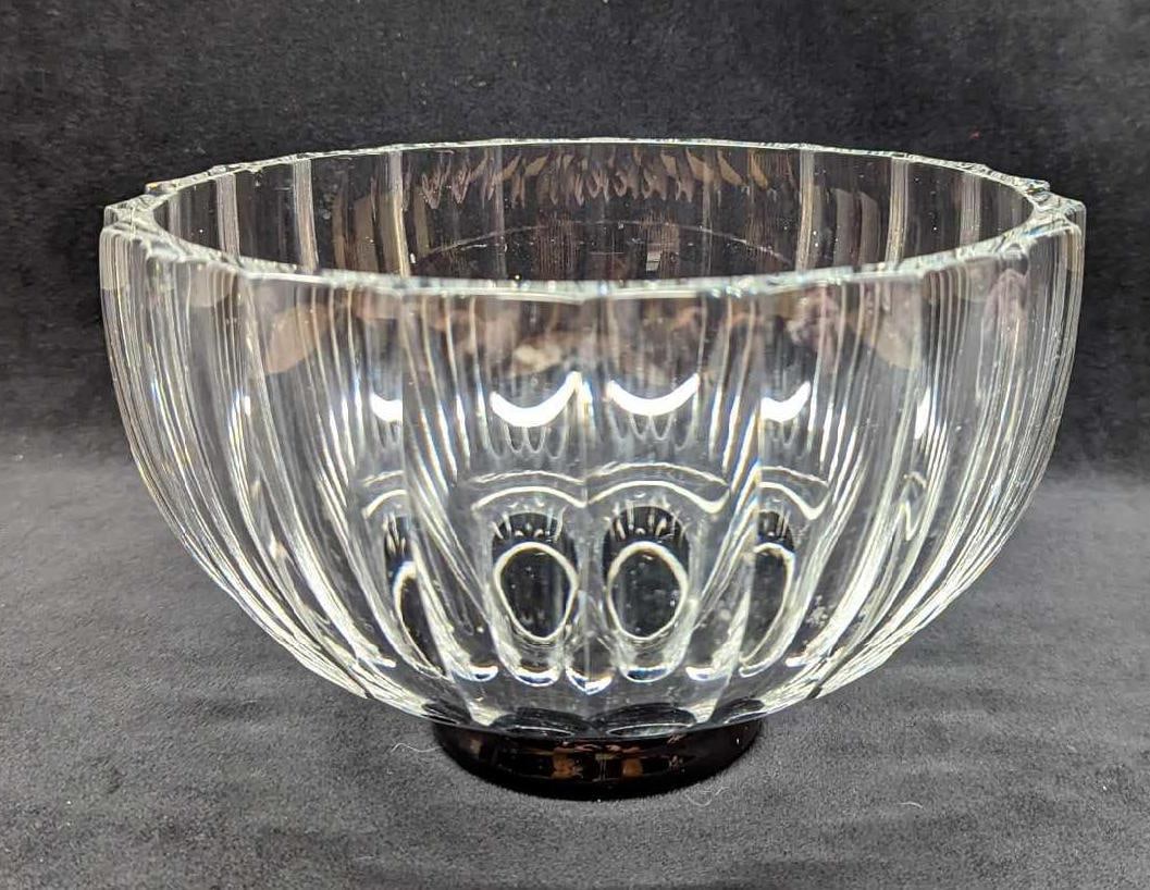 Vintage Orrefors Art Deco Crystal Bowl: Vintage Orrefors Art Deco Crystal Bowl. Crystal glass on a black glass base. Marked and numbered on the bottom. Was designed by Vicke Lindstrand. The bowl is approx 8" x 8" x 5" and it weighs 6.