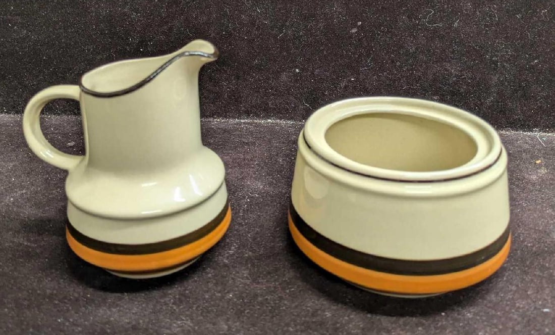Vintage Momoyama Stoneware Creamer And Sugar Bowl: Vintage Momoyama Stoneware Creamer And Sugar Bowl. The sugar bowl is approx 4 1/2" x 4 1/2" x 2 5/8". The creamer is approx 4" x 3 1/4" x 4 3/8". The total weight is 1.11lb. 