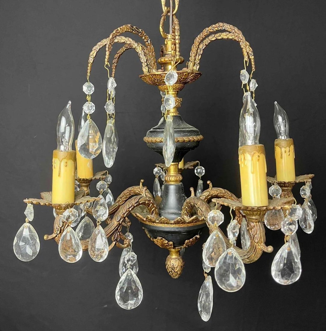 Thomas Industries MOE Light Beaver Dam, Kentucky Chandelier: This lot contains a Thomas Industries MOE Light Beaver Dam, Kentucky Chandelier. Underwriters Laboratories, Inc. Electric Fixture Issue C-259,957. Made in the U.S.A. Union Made. It is approx 14"