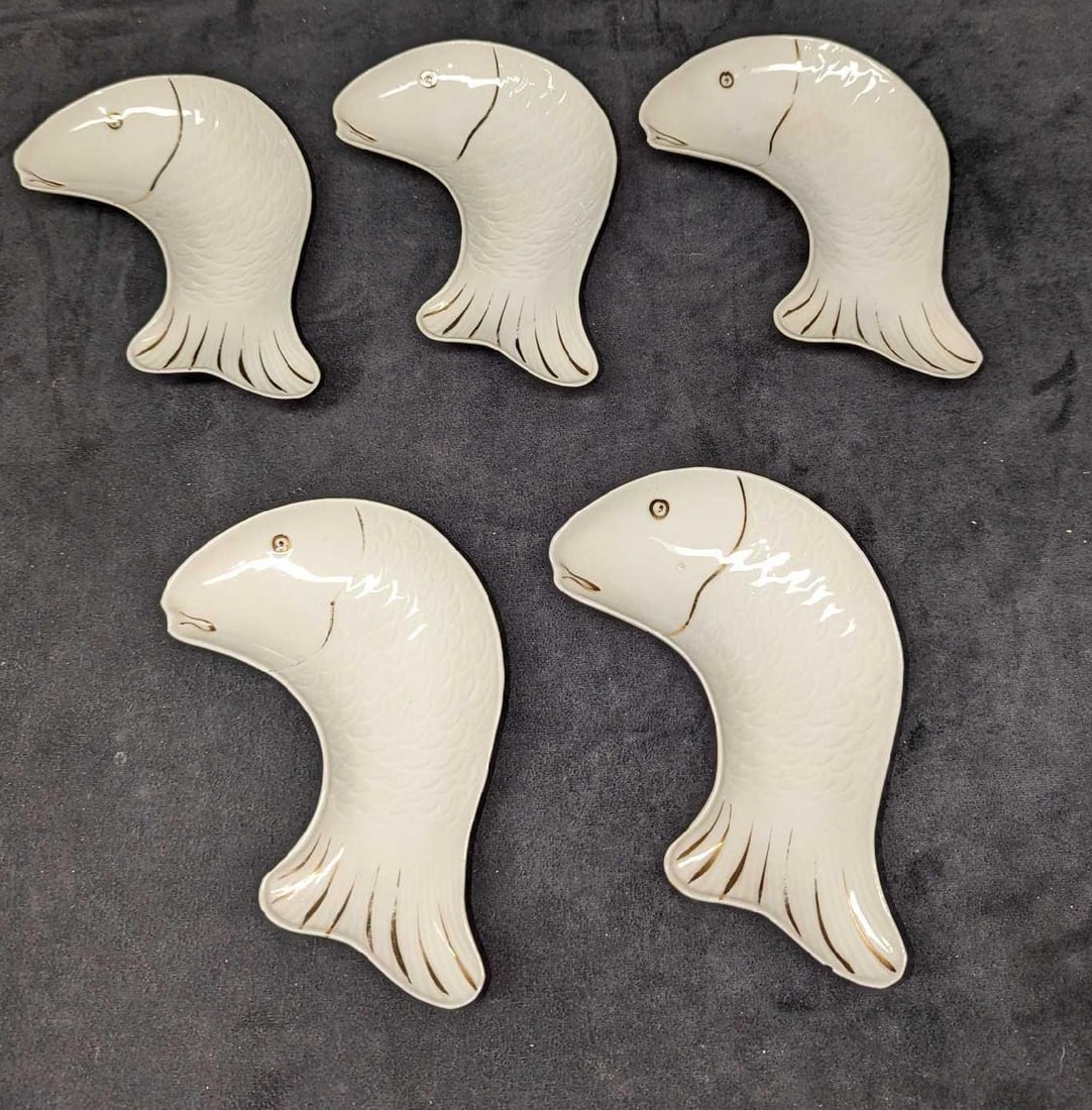 5 Vintage Porcelain Bavarian Gold Gilt Fish Plates: 5 Vintage Porcelain Bavarian Gold Gilt Fish Plates. Each is approx 5" x 1" x 7" and the total weight is 1.60lb. There is some wear on the gold gilt. One of the plates has some imperfections (bump
