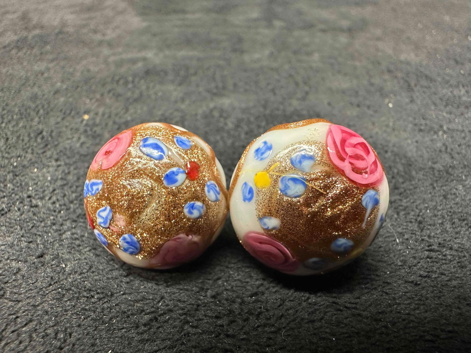 Murano Venetian Art Glass Lamp Work Circle White Colored Flower Accent Earrings G75: Murano Venetian Art Glass Lamp Work Circle White Colored Flower Accent Earrings G75. Earrings with white colored glass beads with beautiful designs on each. The earrings feature a paddle back clip on 