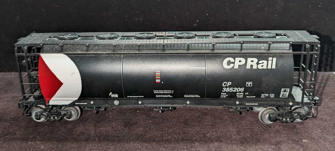 Lionel CP Rail 3 Bay Cylindrical Covered Hopper O Scale (1 of 6)