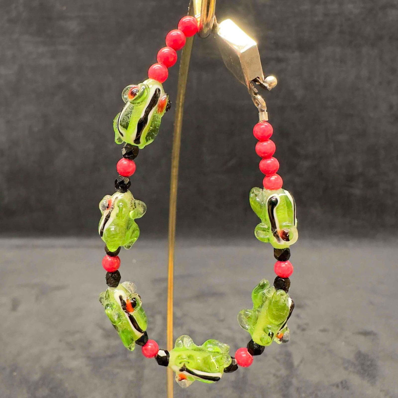 Murano Venetian Lamp Work Glass Art Green Frog Shaped Beaded Bracelet F91: Murano Venetian Lamp Work Glass Art Green Frog Shaped Beaded Bracelet F91. Bracelet with green colored glass beads with beautiful designs on each. The bracelet features frog shaped glass bead accents.