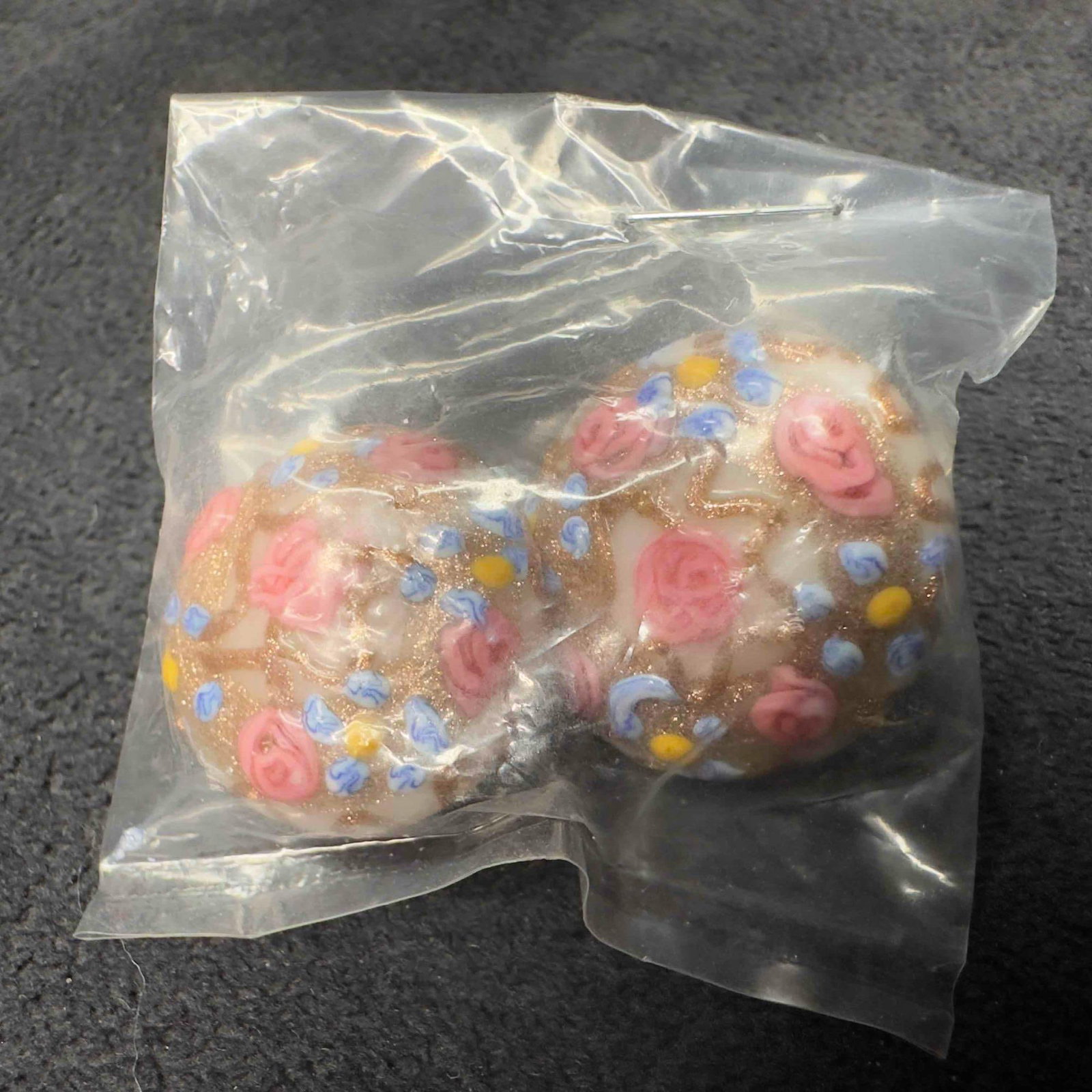 Murano Venetian Art Glass Lamp Work White Floral Fiorato Earrings Set F92 New: Murano Venetian Art Glass Lamp Work White Floral Fiorato Earrings Set F92 New. Earrings with white colored glass beads with beautiful hand painted designs on each. The earrings feature floral accents.