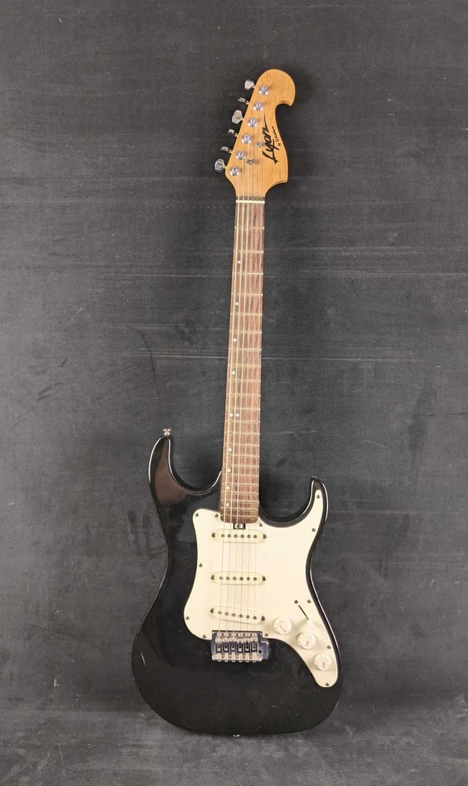 Lyon by Washburn Electric Guitar: Lyon by Washburn Electric Guitar Black and white electric guitar. in good condition with all strings. Has not been tested with an amp. Does not come with a case. Beginner guitar 6lbs