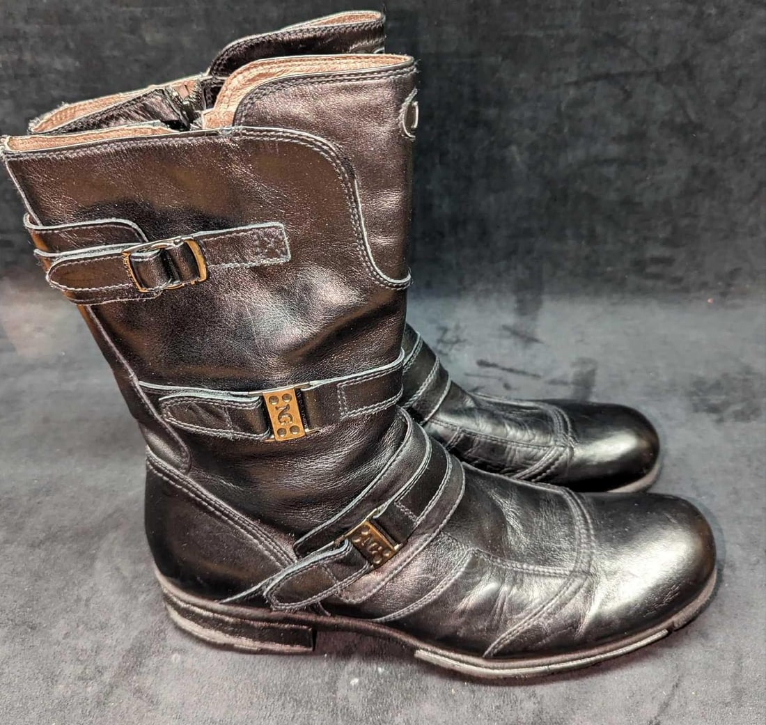 Mens 11.5 Leather Nero Giardini Italian Biker Boots: Mens 11.5 Leather Nero Giardini Italian Biker Boots. Each is approx 13" x 4 1/4" x 12" and the total weight is 3lbs. The boots do not appear to have been used and there is slight storage wear. P