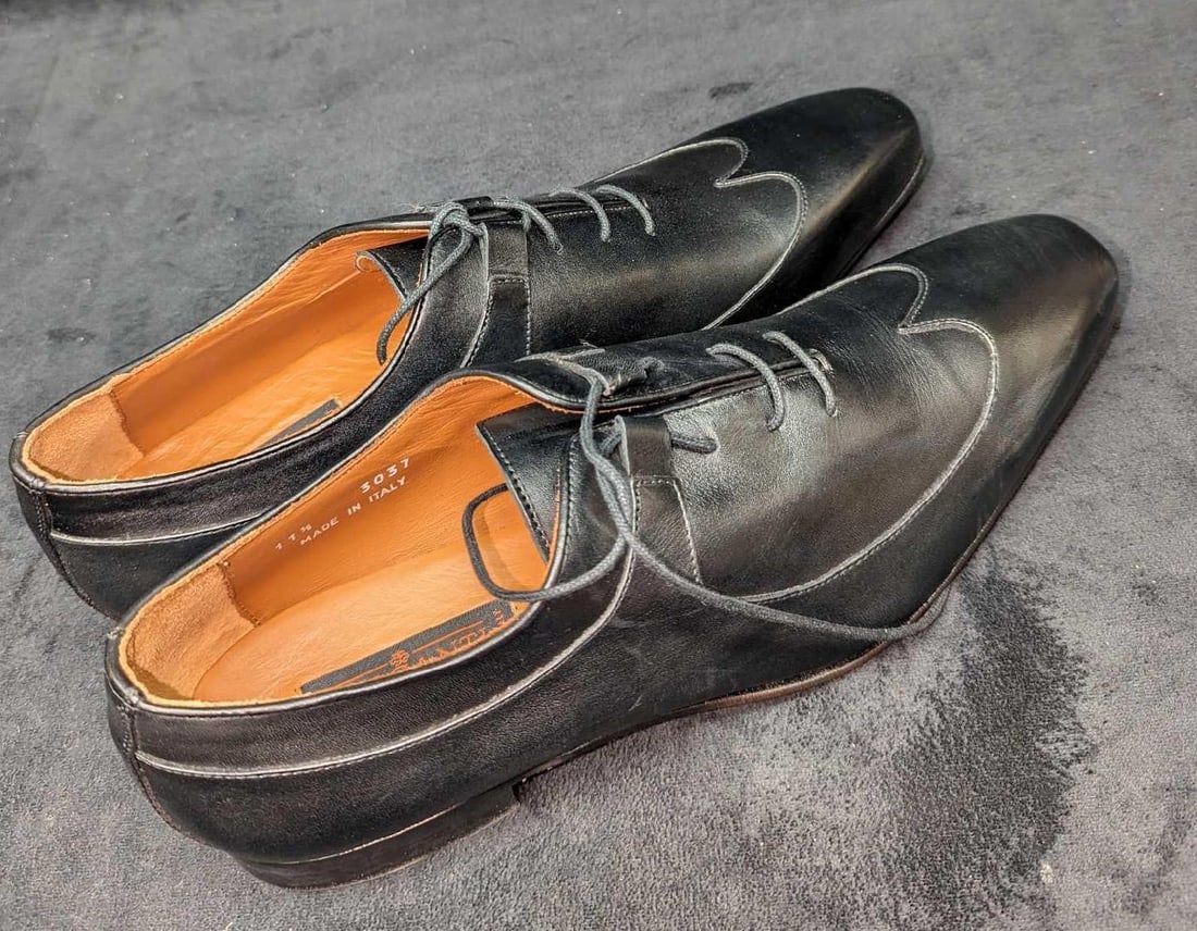 Mercanti Fiorentini Black Leather Wingtip Oxfords Men's 11 1/2: Mercanti Fiorentini Black Leather Wingtip Oxfords Men's 11 1/2. The shoes come in the original box that is approx 7 1/2" x 13" x 5 1/2" and it weighs 2.45 lbs. The box has some shelf wear and the shoe