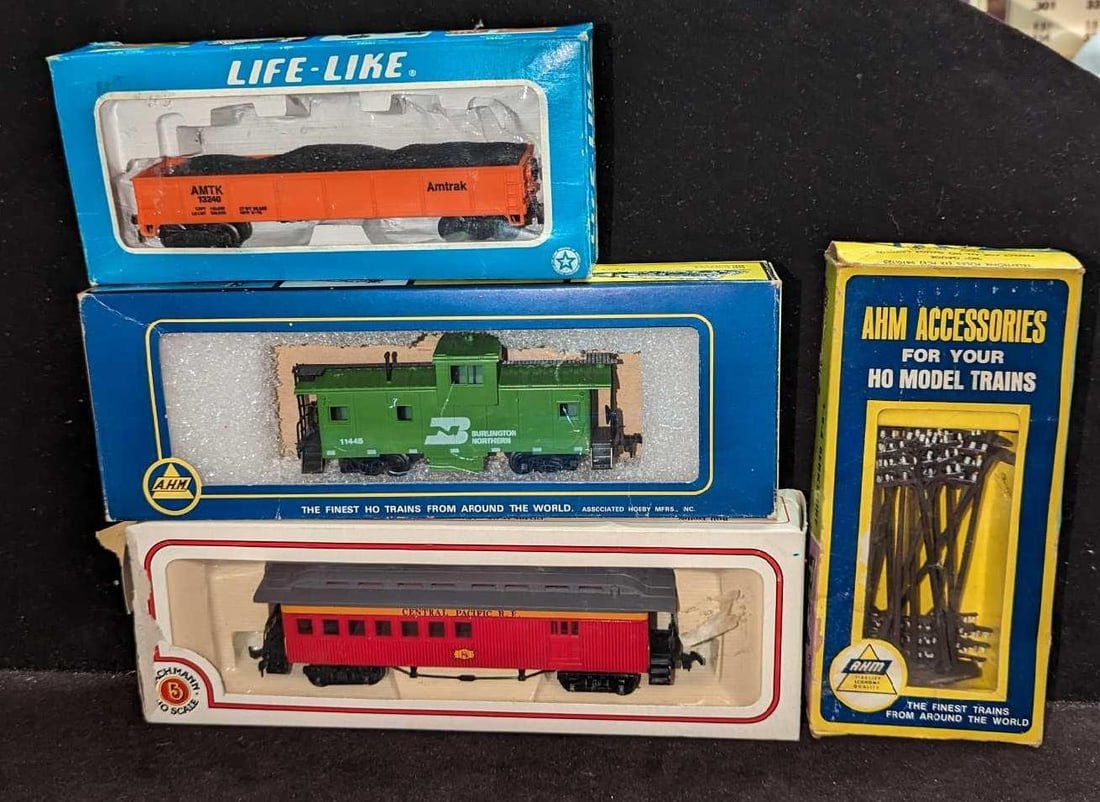 Vintage HO Scale Amtrak Hopper Caboose Combine Telephone Pokes (1 of 12)