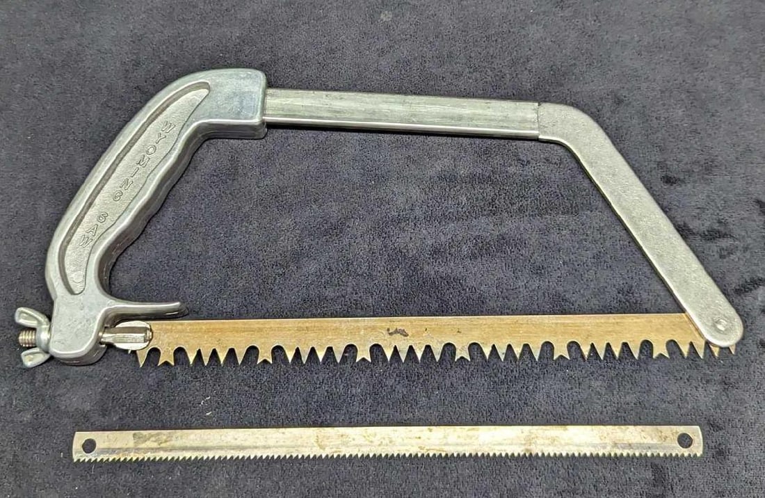 Vintage Compact 2 Blade Wyoming Metal Saw: Vintage Compact 2 Blade Wyoming Metal Saw. Comes apart and is stored in the leather carry case that also can be attached to a belt. Is approx 3 1/4" x 2" x 12" and it weighs 1.21lb. There is some wear