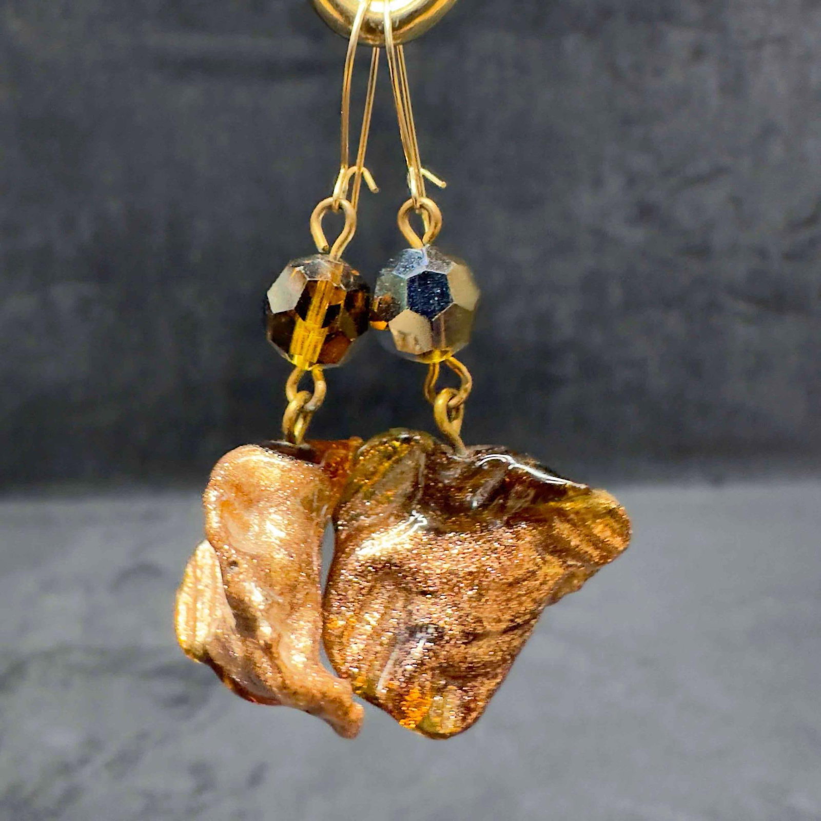 Murano Venetian Art Glass Lamp Work Copper Dangle Earrings D70: Murano Venetian Art Glass Lamp Work Copper Dangle Earrings D70. Earrings with copper glass beads with beautiful designs on each. The earrings feature a hook clasp closure. This item is in good pre-own