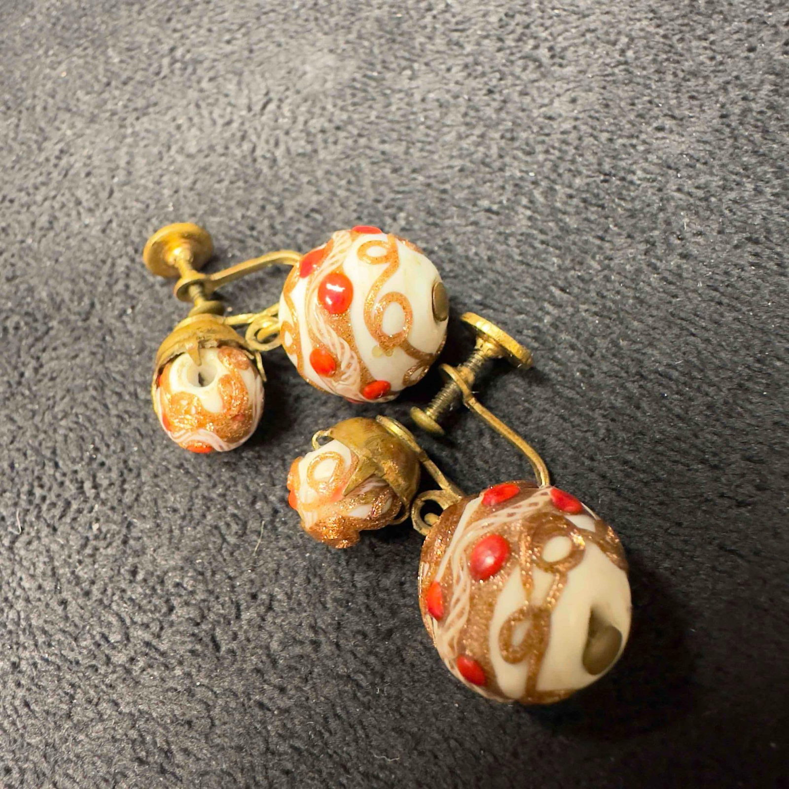 Murano Venetian Art Glass Lamp Work White Round Bead Red Floral Dangle Earrings D65: Murano Venetian Art Glass Lamp Work White Round Bead Red Floral Dangle Earrings D65. Earrings with white glass beads with beautiful designs on each. The earrings feature copper colored and red floral 