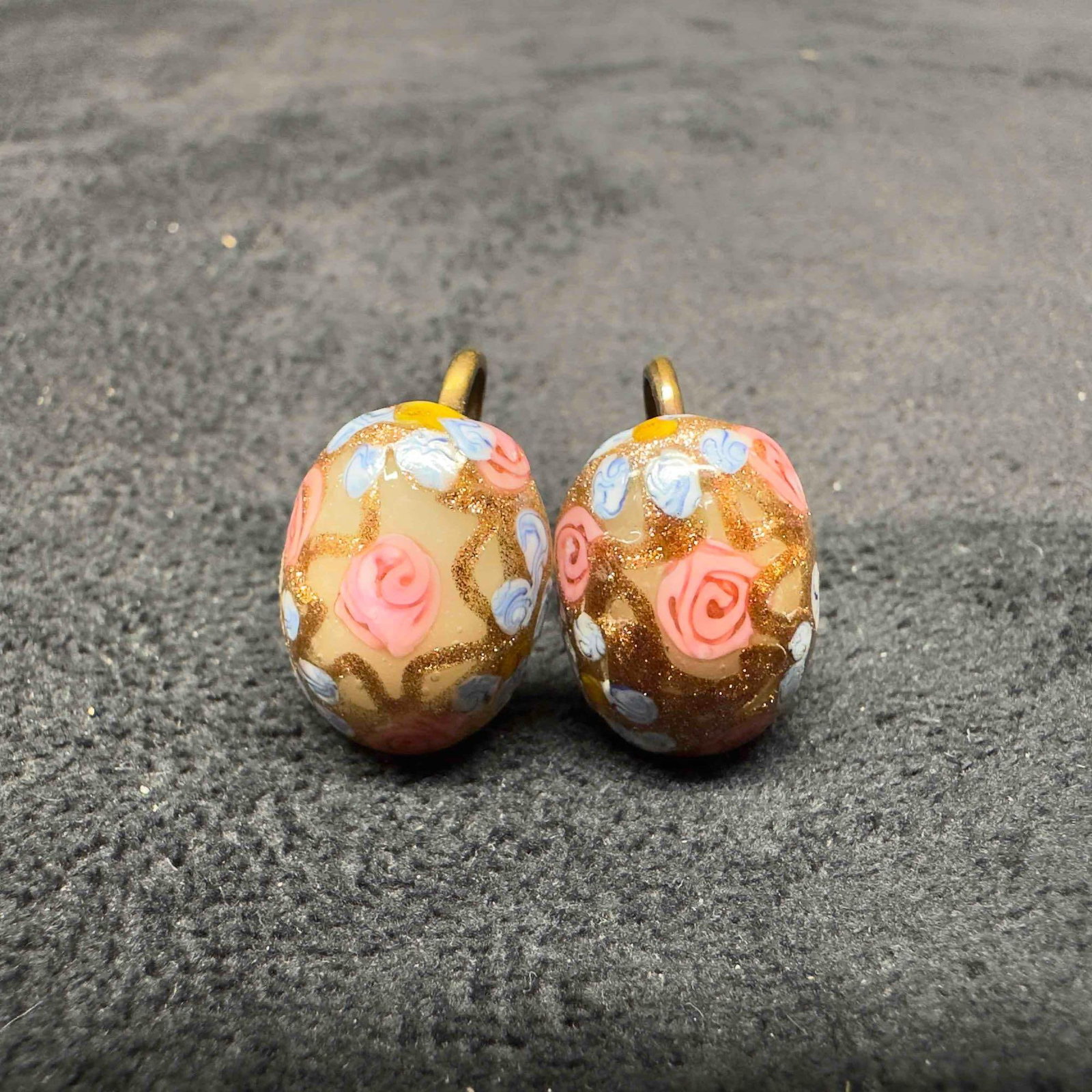 Murano Venetian Art Glass Lamp Work Creme White Copper Floral Flower Dangle Earrings D73: Murano Venetian Art Glass Lamp Work Creme White Copper Floral Flower Dangle Earrings D73. Earrings with creme white glass beads with beautiful designs on each. The earrings feature copper colored and 