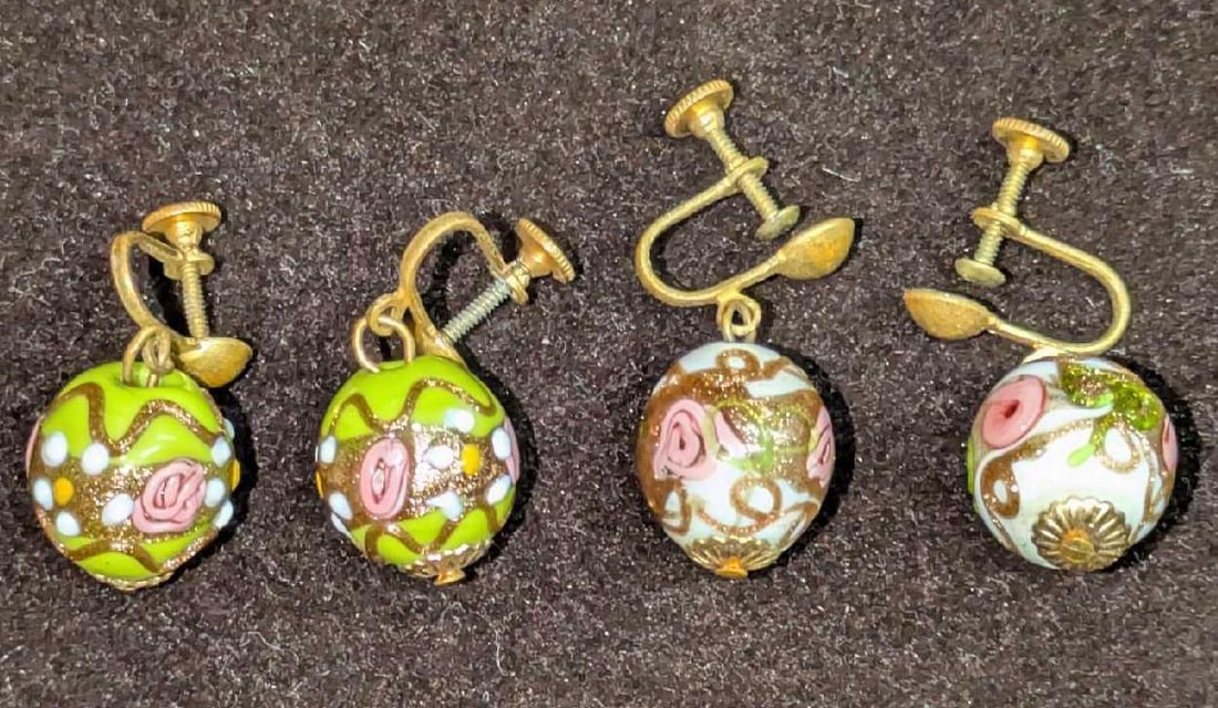 Murano Venetian Art Glass Lamp Work Round Earrings PPPPP: Murano Venetian Art Glass Lamp Work Round Earrings PPPPP. Colorful round glass oval earrings with hand painted designs. The earnings are approx 5/8" x 5/8" x1/4" and the total weight is 0.04lb.