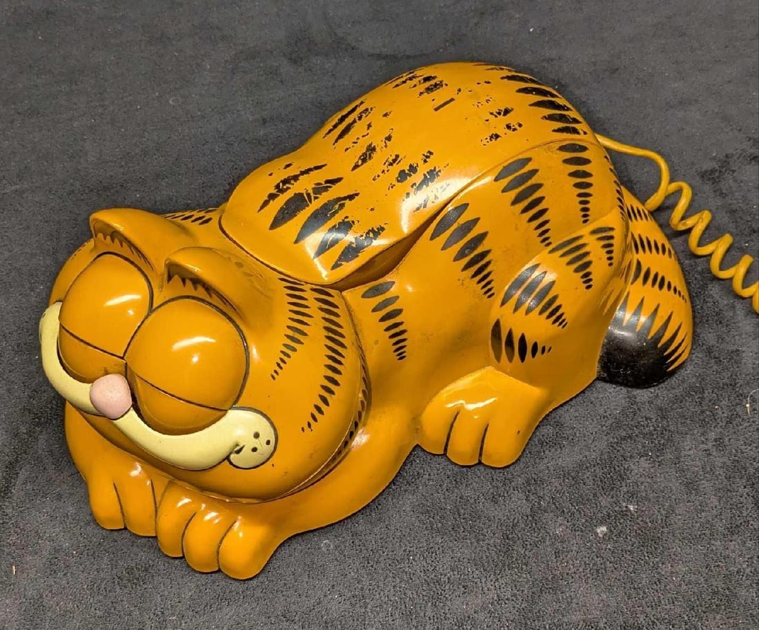Vintage Tyco Garfield Landline Phone: Vintage Tyco Garfield Landline Phone. Eyes open and closed. It was tested and it works. This is approx 7" x 10 1/2" x 5" and it weighs 1.96lb. The phone has some markings and wear on Garfield's stripe