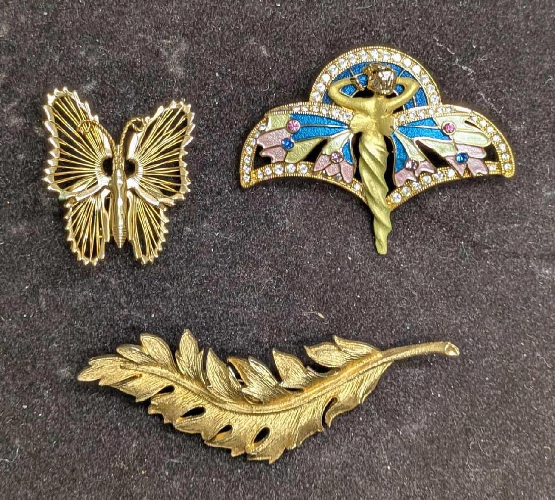 3 Vintage Gold Tone Butterfly Fairy Leaf Pin Brooches: 3 Vintage Gold Tone Butterfly Fairy Leaf Pin Brooches. This lot includes: (1) Vintage Coro Gold Plated Leaf Brooch. Is marked on the bottom. This is approx 3" x 1/2" x 1 1/4". (1) Vintage Gold Tone En
