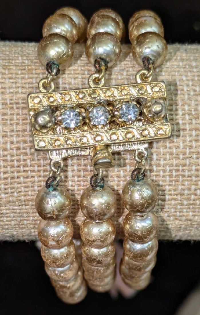 Vintage Spanish Mallorca Pearls Gold Plated Bracelet: Vintage Spanish Mallorca Pearls Gold Plated Bracelet. This uses "Mallorca Pearls", which are glass balls varnished with a layer called “Essence of the East” that, among other ingredients,