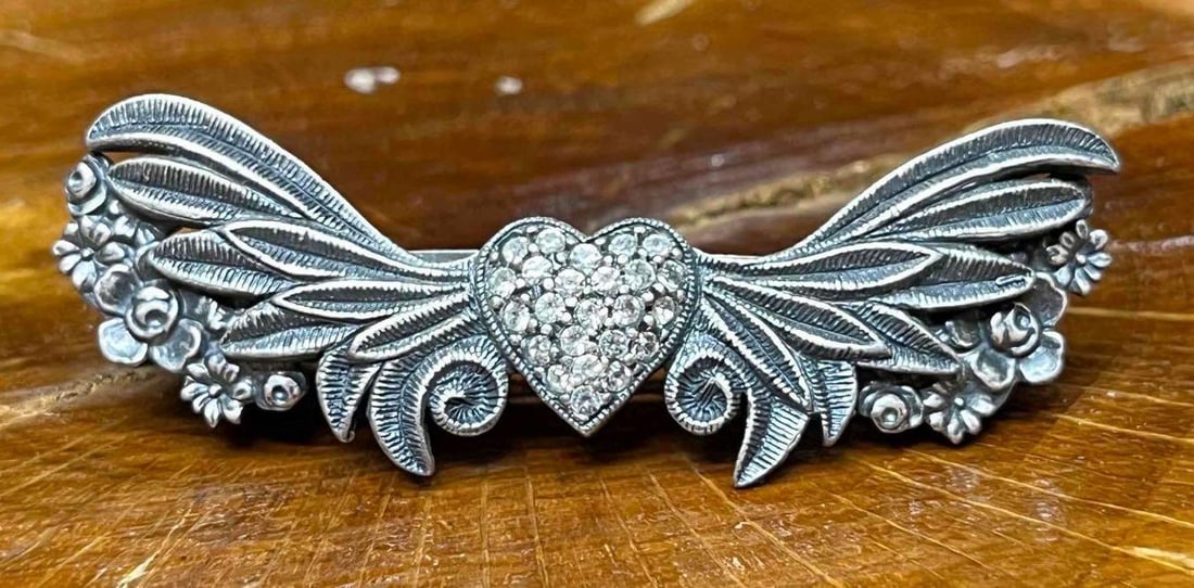 Signed Vintage Kirks Folly Hair Barrette Heart With Wings: This lot contains a Signed Vintage Kirks Folly Hair Barrette Heart With Wings. The Kirks Folly brand was established in 1979 in New York. The Barrette is approx 2 3/4" x 1/2" x 3/4". Total w