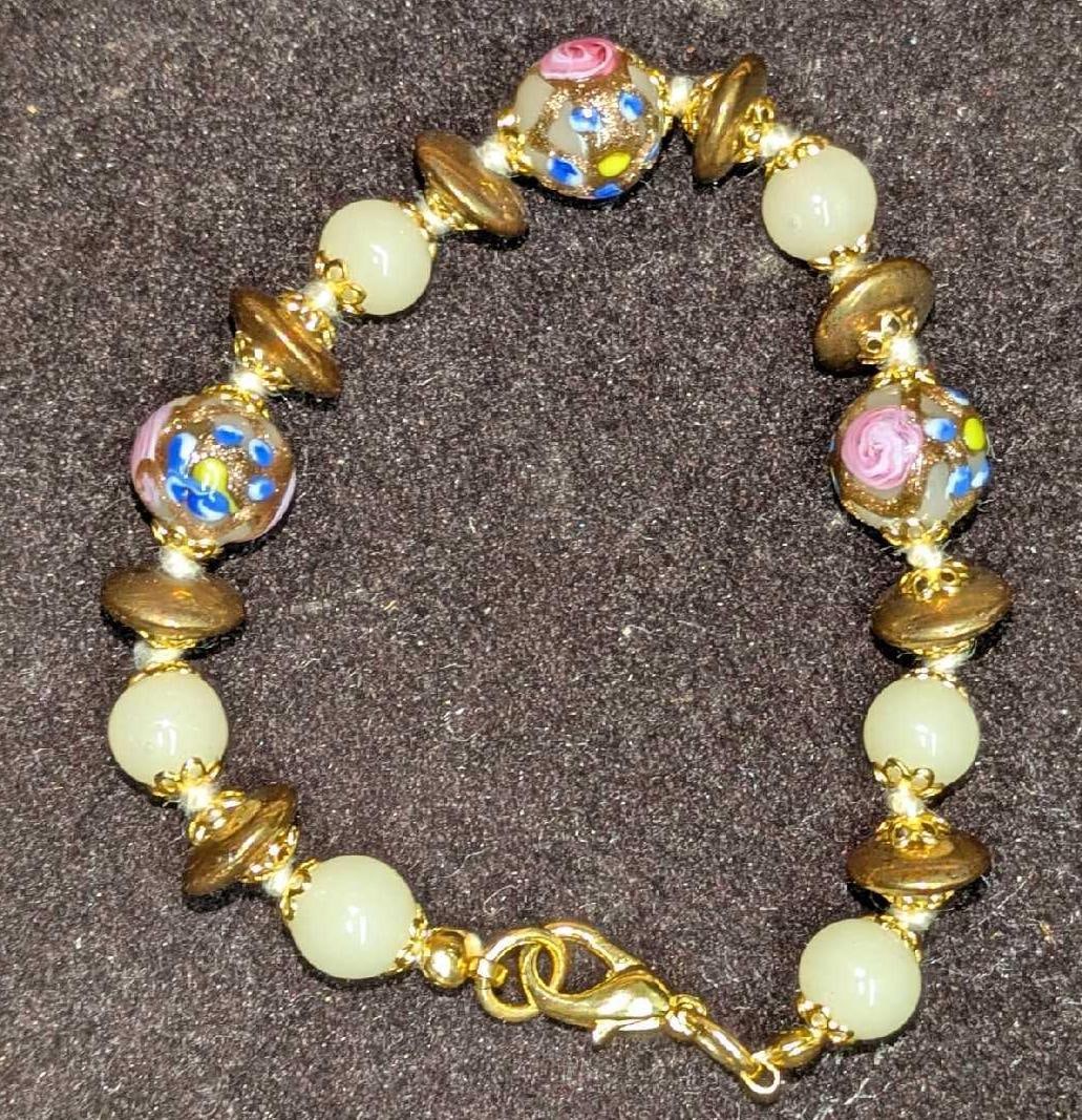 Venetian Murano Lamp Work Glass Round Bead Bracelet OOOOOO: Venetian Murano Lamp Work Glass Round Bead Bracelet OOOOOO. White glass beads with beautiful hand painted designs on each. This is 7" and it weighs 0.03lb.