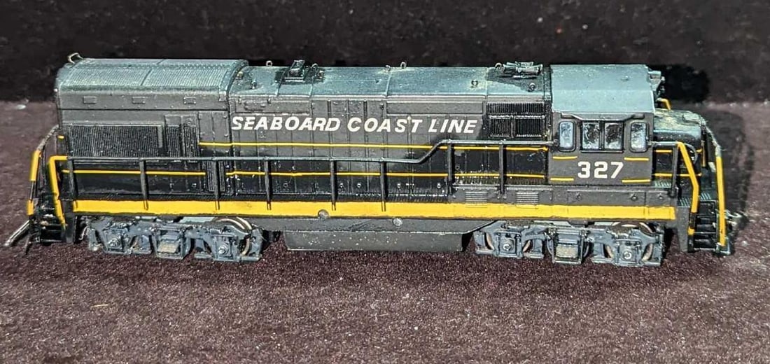 Seaboard Coast Line 327 Train Locomotive HO: Seaboard Coast Line 327 Train Locomotive HO. This is approximately 1 1/2" x 7 3/4" x 2" and it weighs 0.86lb. Untested. Its maker and date of creation are unknown. The top is loose and will come off i