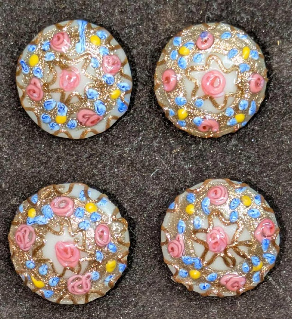 2 Murano Venetian Art Glass Lamp Work Earrings PPPPPP: 2 Murano Venetian Art Glass Lamp Work Earrings PPPPPP. Two sets of white clip-on earrings with hand painted designs on each. Each earring is approx 1" x 3/8"x 1" and the total weight is 0.07lb.
