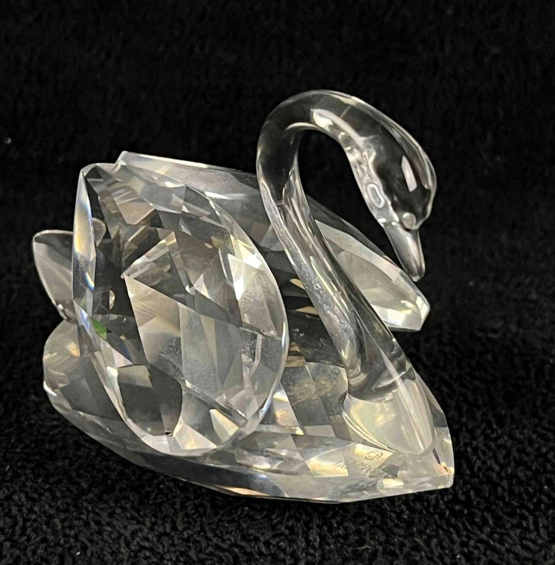 Swarovski Crystal Swan Figure Small Crystal Swan: Swarovski Crystal Swan Figure Small Crystal Swan This is a classic Swarovski Crystal Design of a Swan. This is a beautiful piece was the modern Swan logo on the bottom. The piece is in good condition 