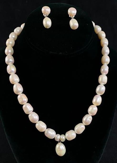 Freshwater Pearl Drop Necklace and Earrings: Freshwater Pearl Drop Necklace and Earrings This necklace features a single pearl that hangs separately at the front, and a white gold-plated filigree clasp. The pearl drop earrings each feature a rou