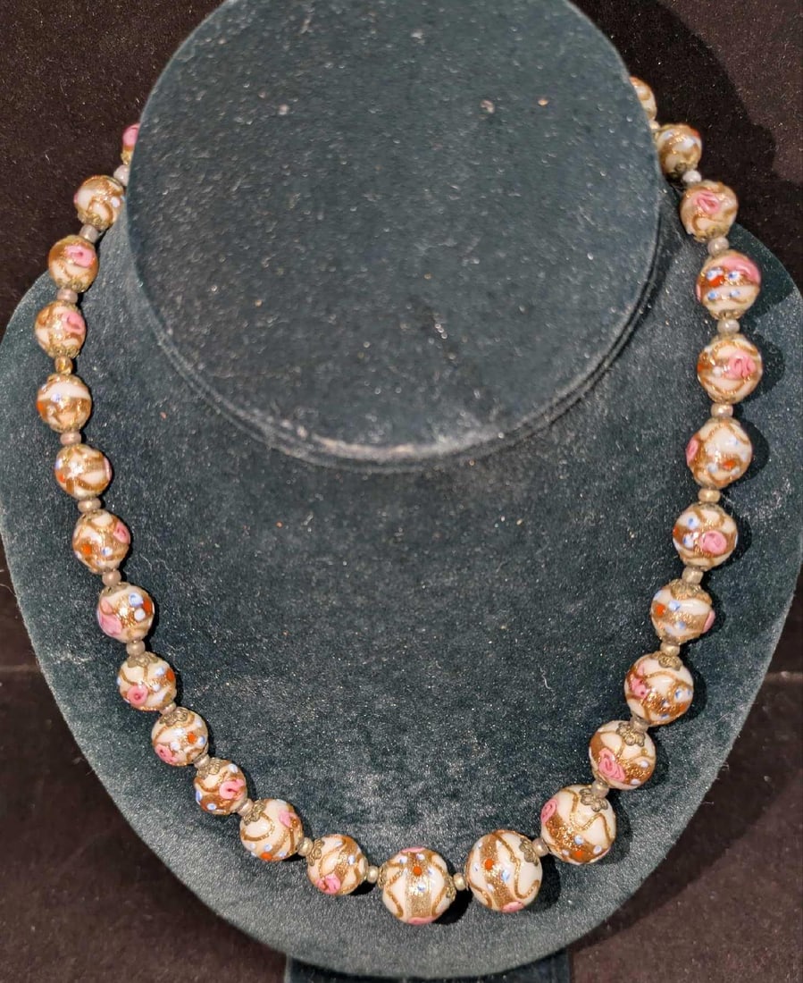 Vintage Italian Murano White And Gold Art Glass Bead Necklace EEEEEE: Vintage Italian Murano White And Gold Art Glass Bead Necklace EEEEEE. Colorful glass beads with hand painted designs. This is 18" and it weighs 0.10lb. 