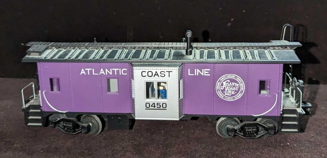 Rail King O Gauge Atlantic Coast Line Bay Window Caboose: Rail King O Gauge Atlantic Coast Line Bay Window Caboose. This is approximately 11" x 3" x 4" and it weighs 1.08lb. The caboose has some light wear. Please see the images as they are part of the descr