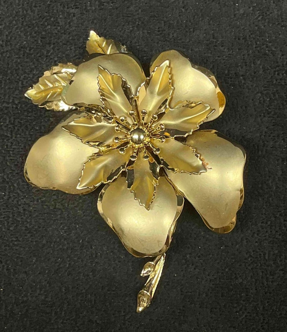 Large Signed Vintage Coro Gold Tone Flower Brooch: This lot contains a Large Signed Vintage Coro Gold Tone Flower Brooch. It is approx 3 3/4" x 2 3/4" x 3/4". Total weight is approx 1.3oz. Overall the Vintage Signed Brooch is in excellent pre owned co