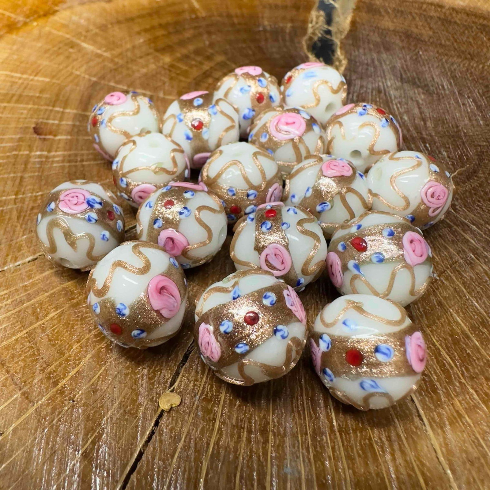 Venetian Murano Lamp Work Glass Fiorato White Round Beads Collection Set Lot A17: Venetian Murano Lamp Work Glass Fiorato White Round Beads Collection Set Lot A17. Seventeen (17) white colored glass beads with beautiful hand painted floral designs on each. The beads feature gold co