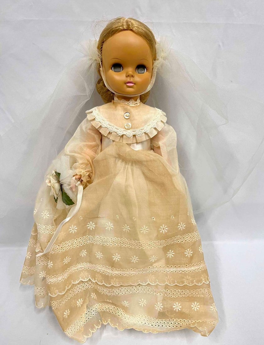 1965 Effanbee Wedding Bride Doll 1700: This lot contains a 1965 Effanbee Wedding Bride Doll 1700. The doll comes in a Madame Alexander box. The box is approx 10 1/4" x 18 1/4" x 5". Total weight is approx 1.5lbs. Overall the Effanbee Weddi