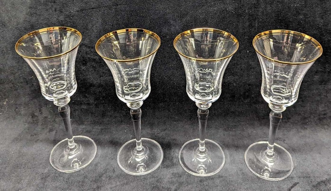 Set of 4 Mikasa Jamestown Gold Goblet A: Set of 4 Mikasa Jamestown Gold Goblet A. These goblets are in excellent condition. The glasses come in the original Mikasa box and look to have been hardly if ever, used. The goblets have a gold trim
