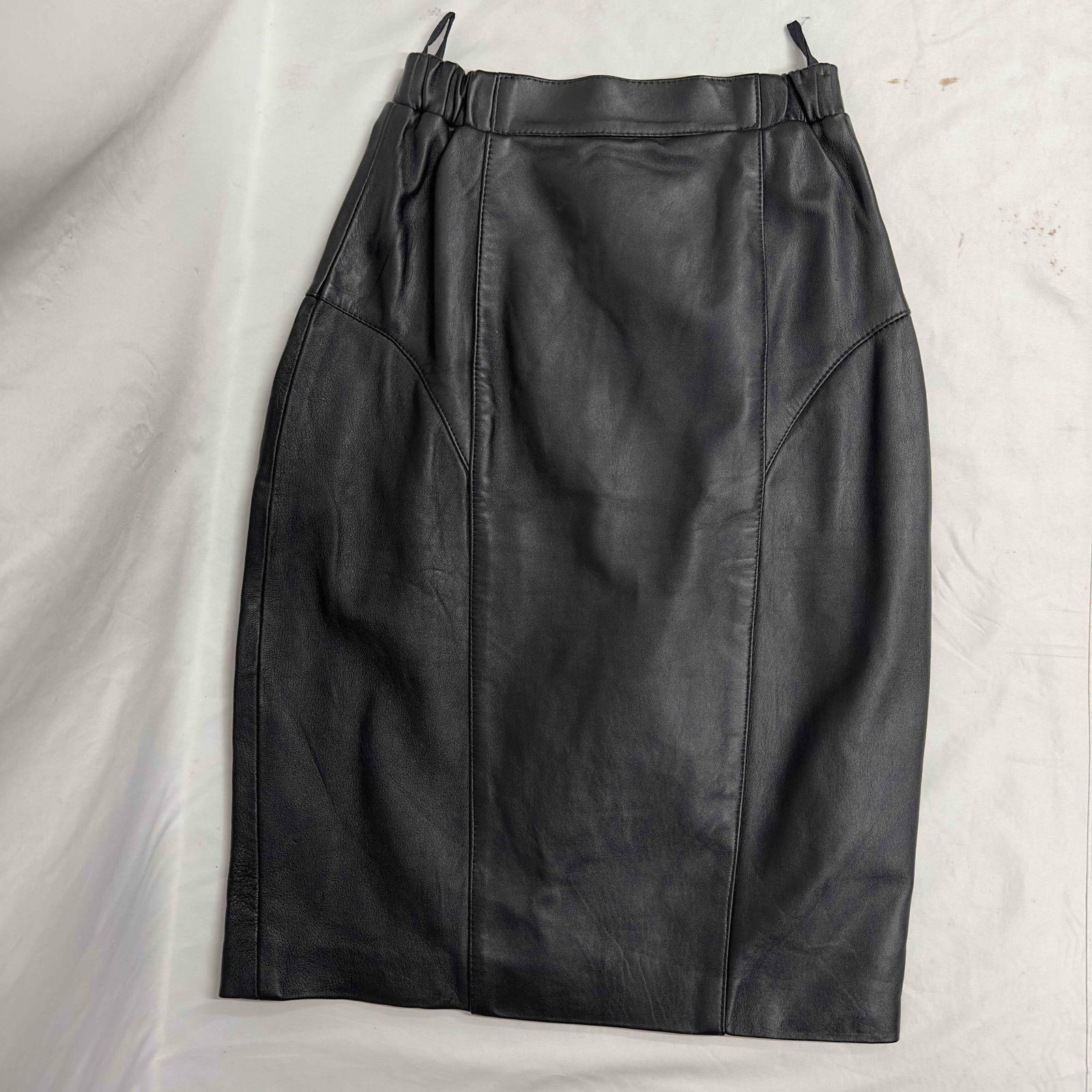 Vera Pelle Genuine Leather Black Skirt Small: Vera Pelle Genuine Leather Black Skirt Small. This skirt has a button and zipper closure on the back. Simple lined design featured on the front and the back of the skirt. Tag inside the skirt reads ge