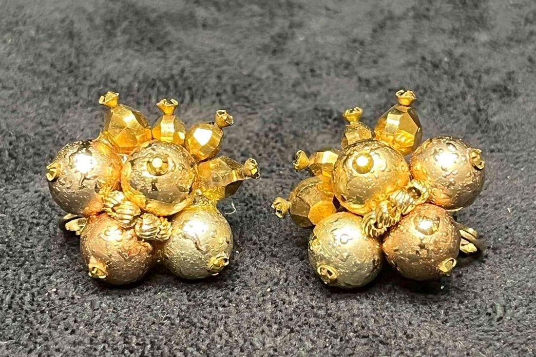 Signed Vintage Vendome Speckled Gold Tone Cluster Clip On Earrings: This lot contains a pair of Signed Vintage Vendome Speckled Gold Tone Cluster Clip On Earrings. Each earring is 1 1/4" x 1" x 3/4" Total weight is approx 0.2oz. Overall the vintage Vendome earrin