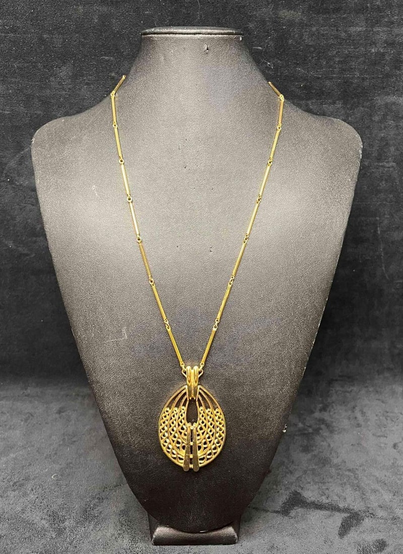 Signed Vintage Monet Gold Tone Necklace Chunky Pendant: This lot contains a Signed Vintage Monet Gold Tone Necklace Chunky Pendant. The chain is approx 12" long when clasped and the pendant is approx 3" x 1 3/4" x 1/4". Total weight is 1.3oz. Overall 