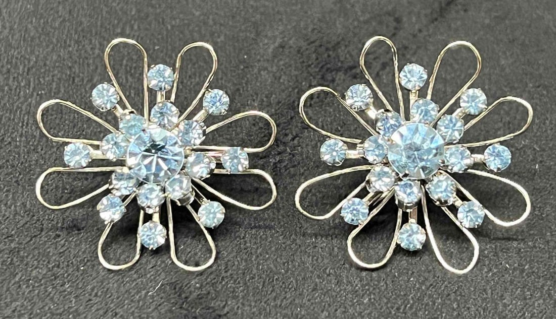 Signed Vintage Coro Earrings Silver Tone With Blue Rhinestones: This lot contains a Signed Vintage Coro Earrings Silver Tone With Blue Rhinestones. Each earring is approx 1 1/4" x 1 1/4" x 1". Total weight is approx 0.4oz. Overall the Signed Coro earrings are in e