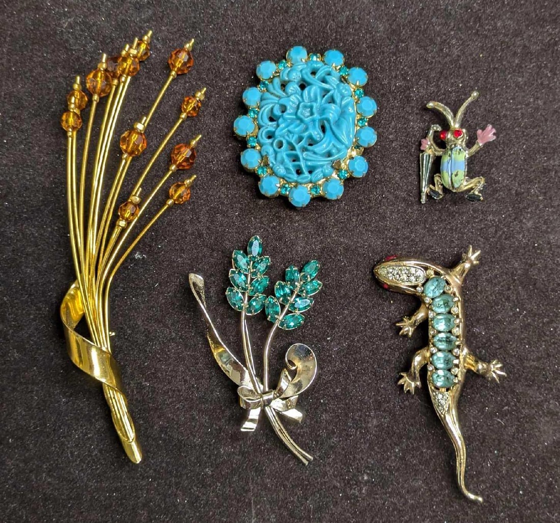 5 Vintage Brooches With Rhinestone: This lot includes: (1) Rhinestone Flower Straw Wheat Pin Metal Brooch. This is approx 2" x 1/4" x 5 1/4". (1) Coro/Pegasus Gold Plated With Rhinestones Lizard Pin. This is approx 1 1/4