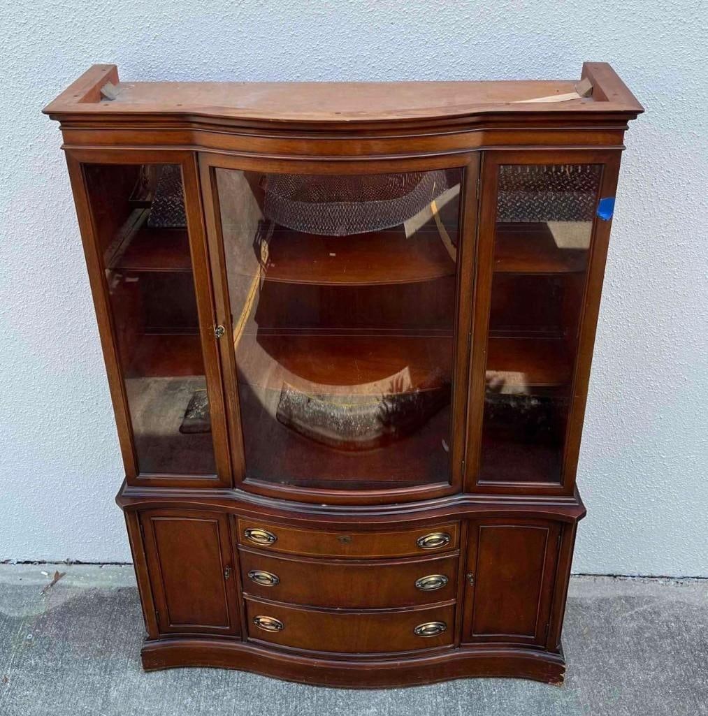 Bassett Furniture Monticello Mahogany Serpentine Bow Front Hutch Cabinet: Bassett Furniture Monticello Mahogany Serpentine Bow Front Hutch Cabinet. This lot contains a Bassett Furniture Monticello Mahogany Serpentine Bow Front Hutch Cabinet. Bassett Furniture Industrie