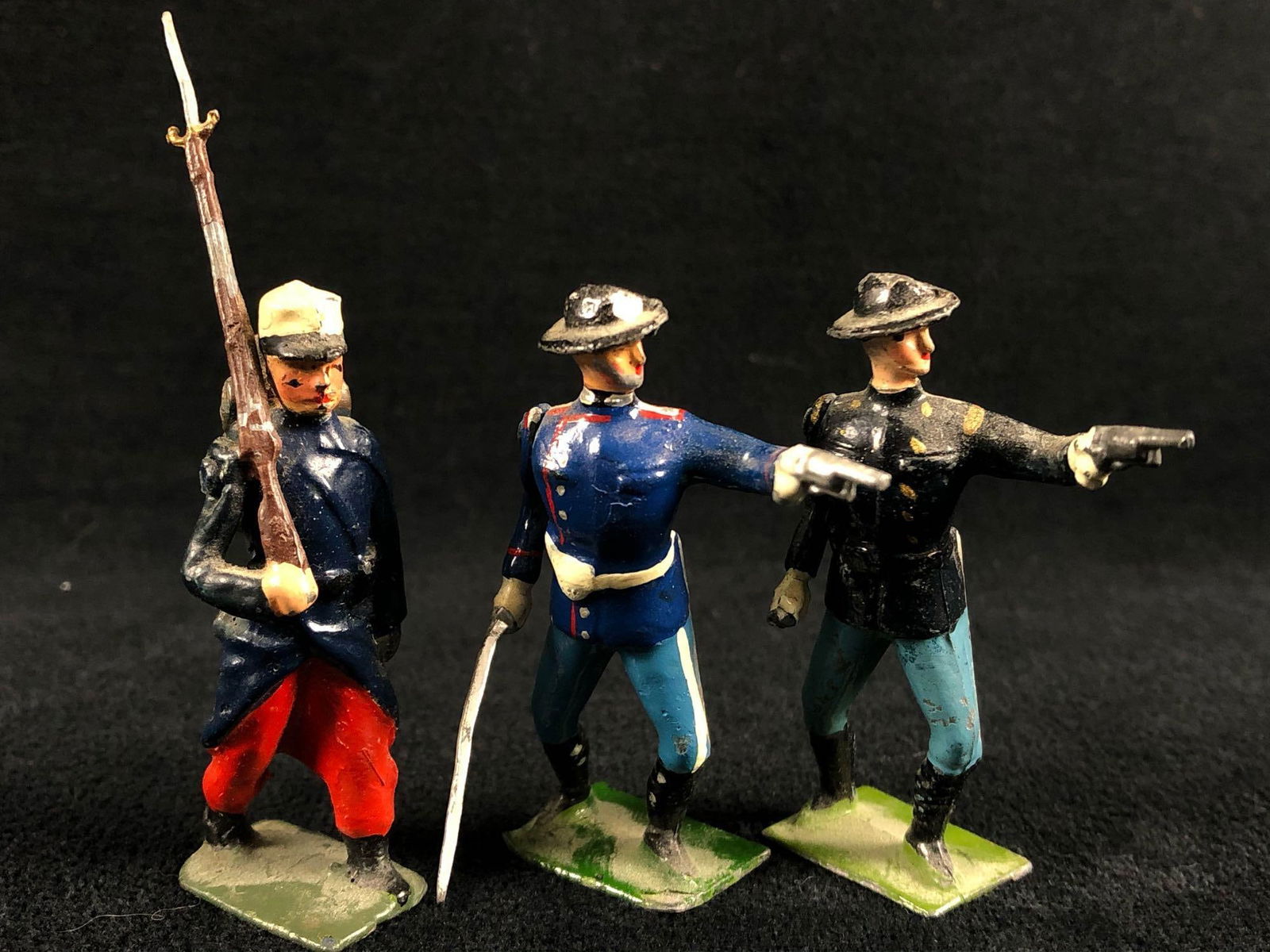 Antique Britains LTD Lead Hand Painted Civil War 2" Gun Toting Soldiers: Antique Britains LTD Lead Hand Painted Civil War 2" Gun Toting Soldiers . This antique lot includes 3 hand painted figures in Good - Very Good Condition . Some with scrapes and paint