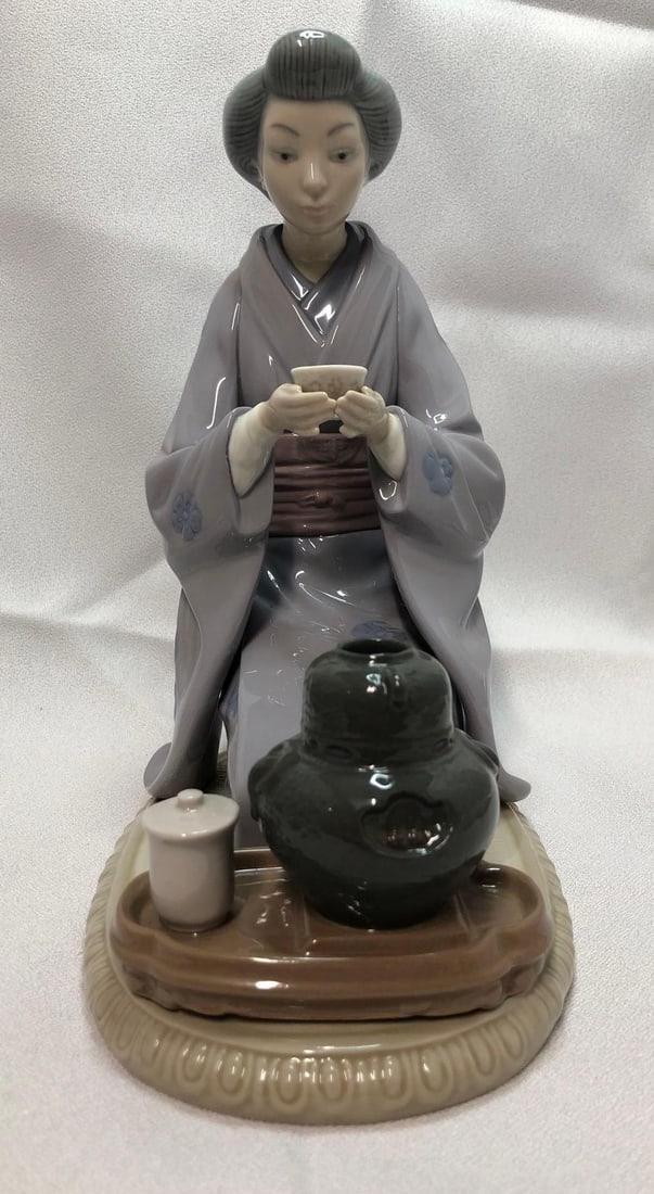 1981 Lladro 5122 Japanese Girl Serving Tea: This lot contains a 1981 Lladró 5122 Japanese Girl Serving Tea. Retired in 1994. Handmade in Spain. It is approx 8-1/2" x 4" x 7-3/4" and it weighs about 2.7lbs. Overall the Lladró is in g