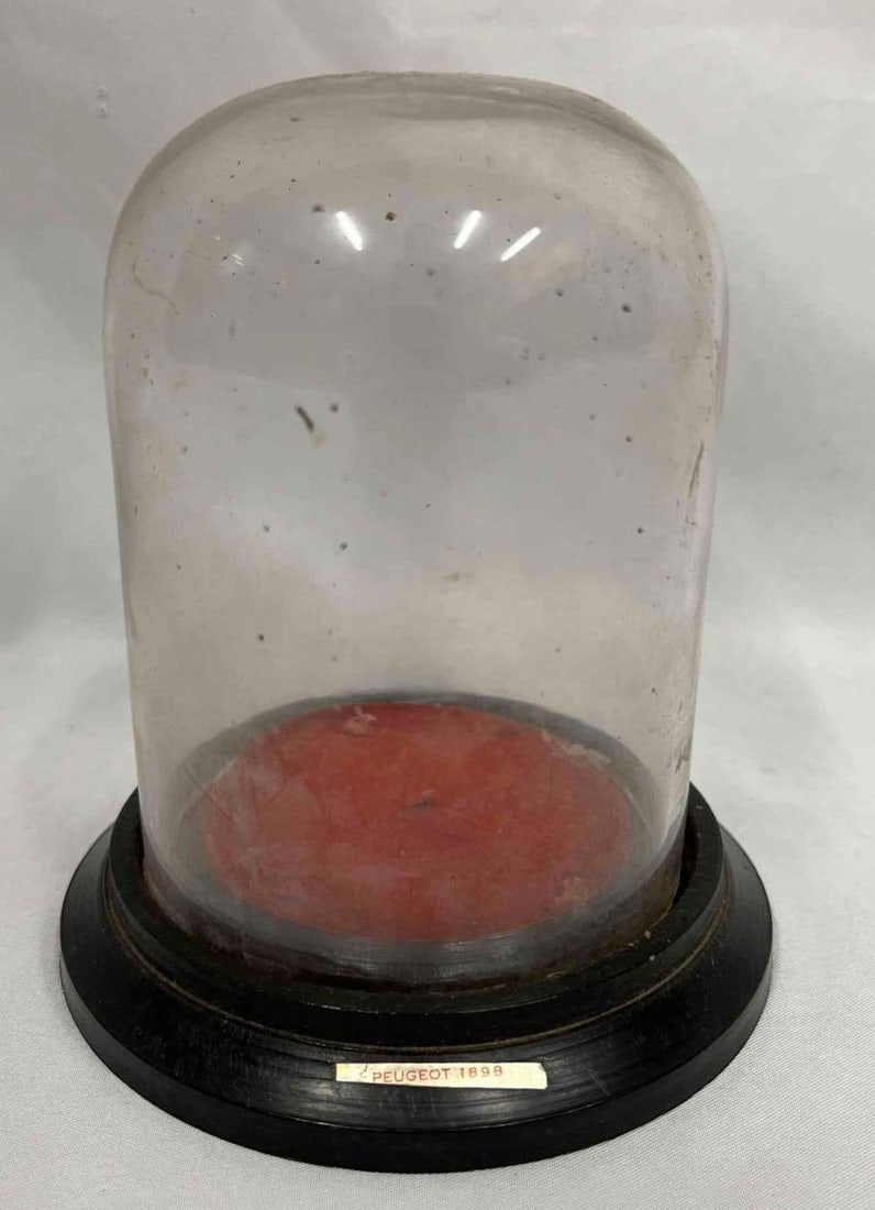 Small Vintage Dome Display Pedestal: This lot contains a Small Vintage Dome Display Pedestal. It is approx 4" x 4" x 4 1/2". Total weight is 4.9oz.Overall the Small Display Pedestal is in average used condition with some clear wear consi