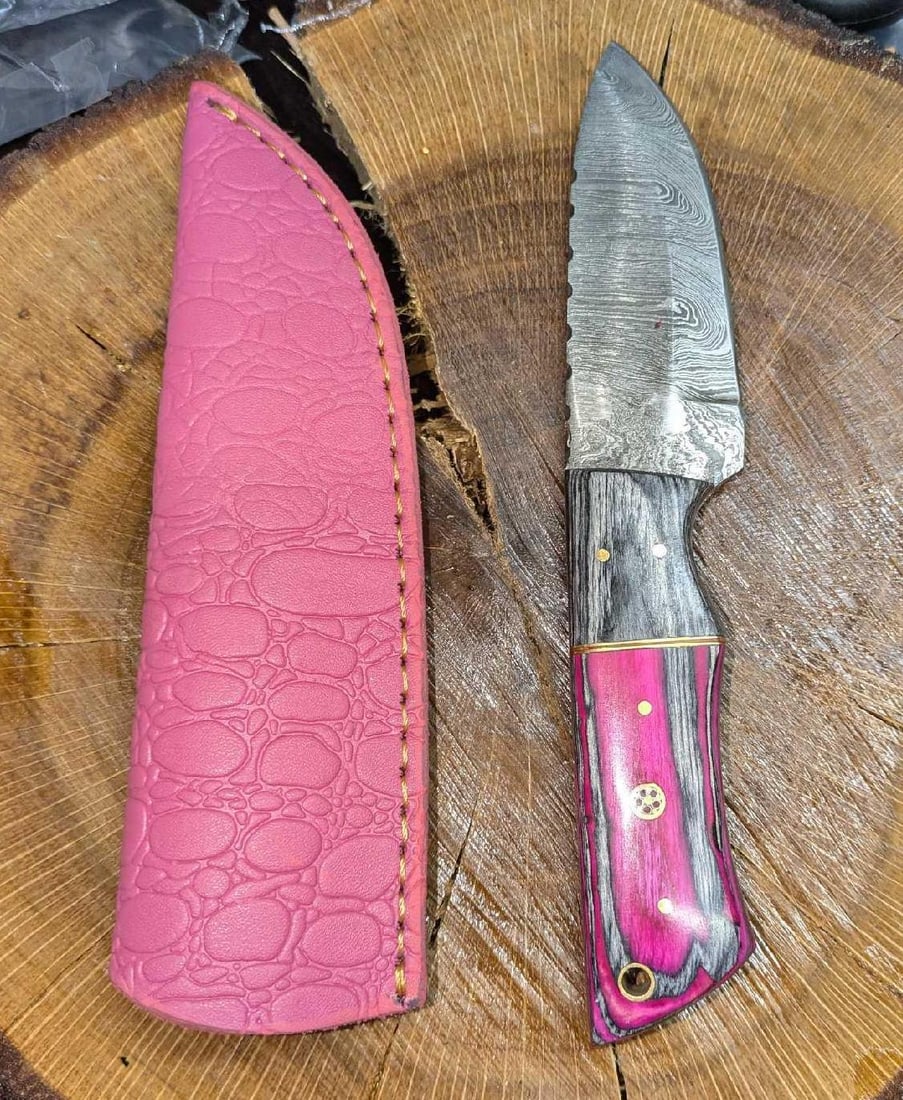 MHS Cutlery Steel Knife & Leather Sheath RTCO: MHS Cutlery Steel Knife & Leather Sheath RTCO. The knife does not appear to have been used. The handle is made of a polished wood. Has an printed Damascus design over the steel. Is approx 2 1/4" 